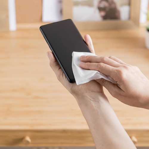alto-angulo-de-desinfeccion-de-manos-smartphone