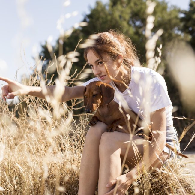 mujer-de-tiro-completo-con-lindo-perro